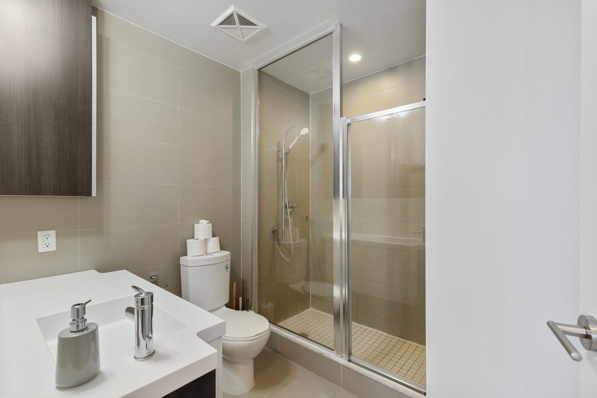 2Bedroom Cn Tower And Water Views - Free Parking - Rooftop Pool 토론토 외부 사진