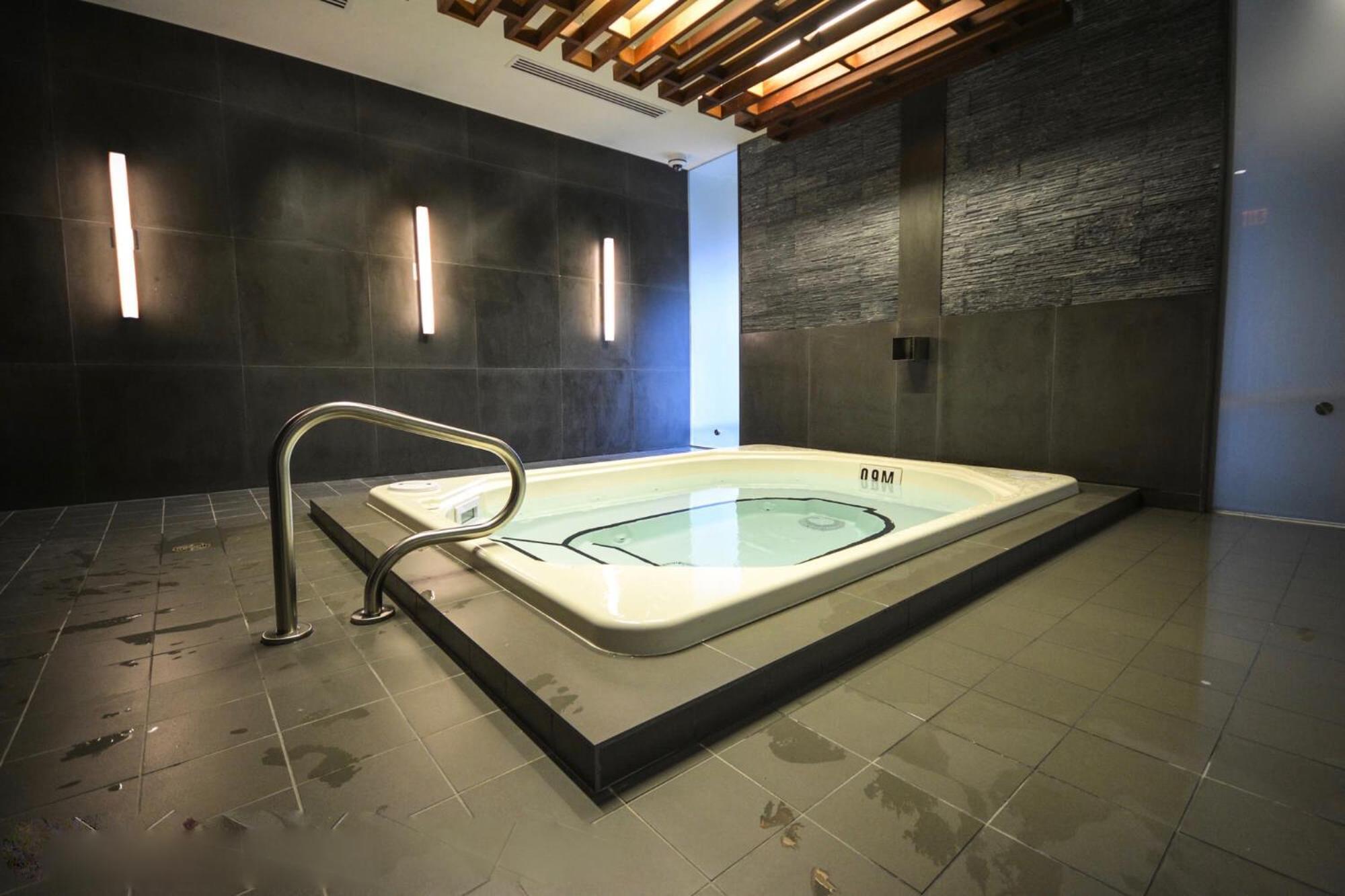 2Bedroom Cn Tower And Water Views - Free Parking - Rooftop Pool 토론토 외부 사진